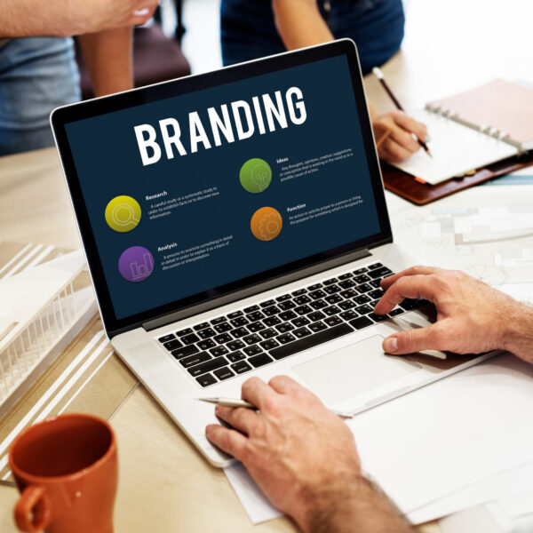 Concepto de branding representado con elementos visuales corporativos e identidad de marca para empresas.