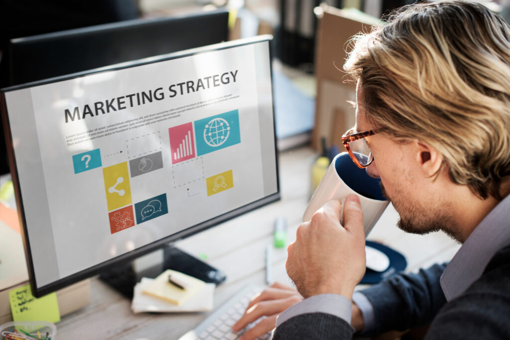 Estrategia de marketing digital con gráficas y análisis de rendimiento para crecimiento empresarial.