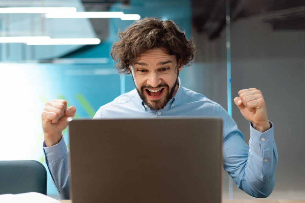 Empresario satisfecho observando el aumento de conversiones gracias a un sitio web optimizado profesionalmente.