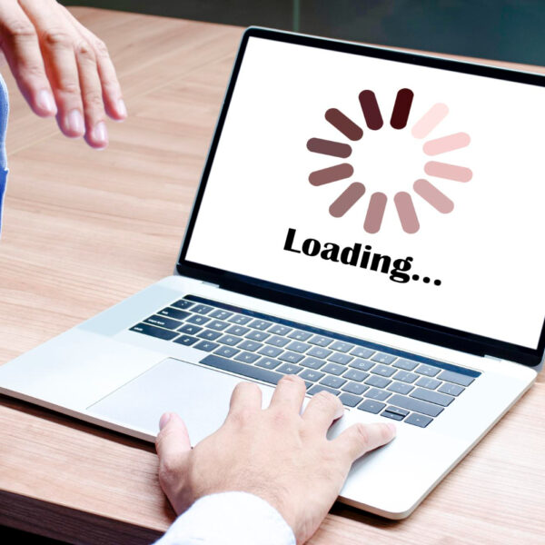 Persona frustrada frente a una computadora por un sitio web lento que afecta la experiencia del usuario y las ventas.